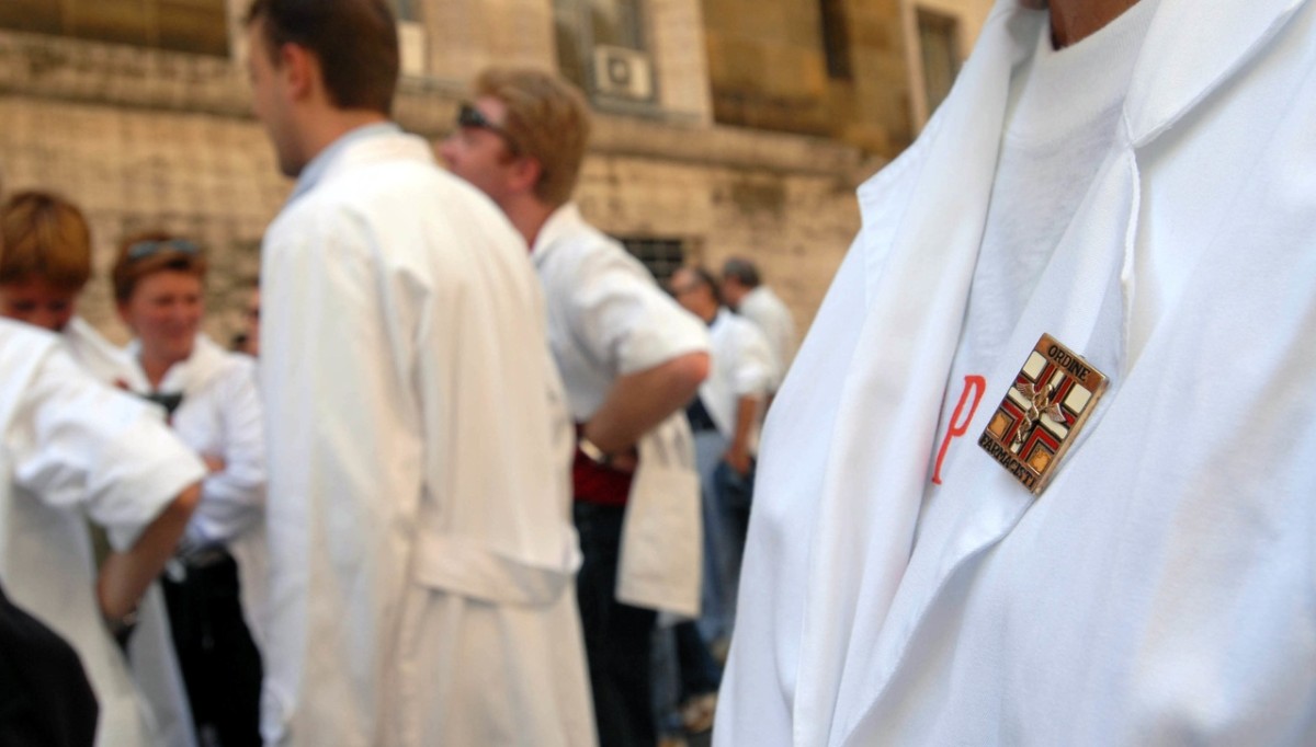 Trattative rinnovo CCNL dipendenti di farmacia: l'incontro con i sindacati. Federfarma: aumento di 220 € per i farmacisti