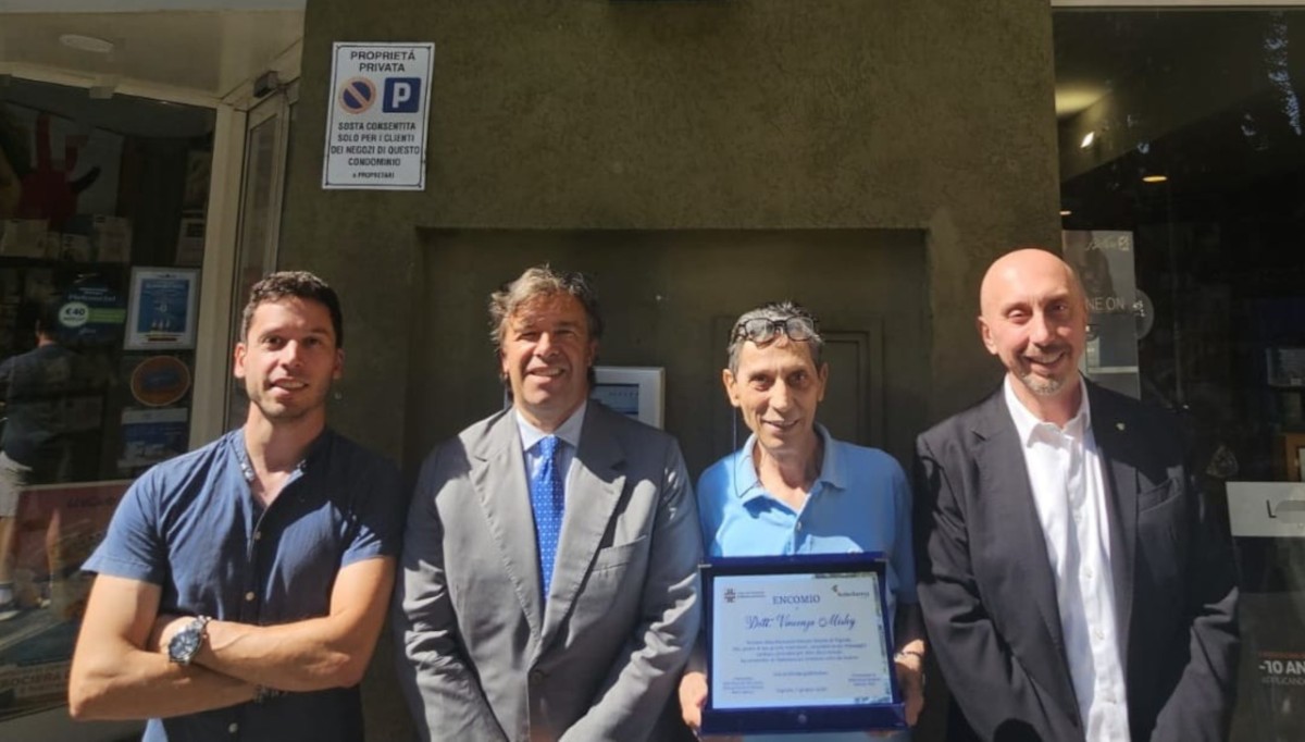 Federfarma Modena e Ordine premiano il farmacista che ha soccorso un uomo colto da malore in farmacia