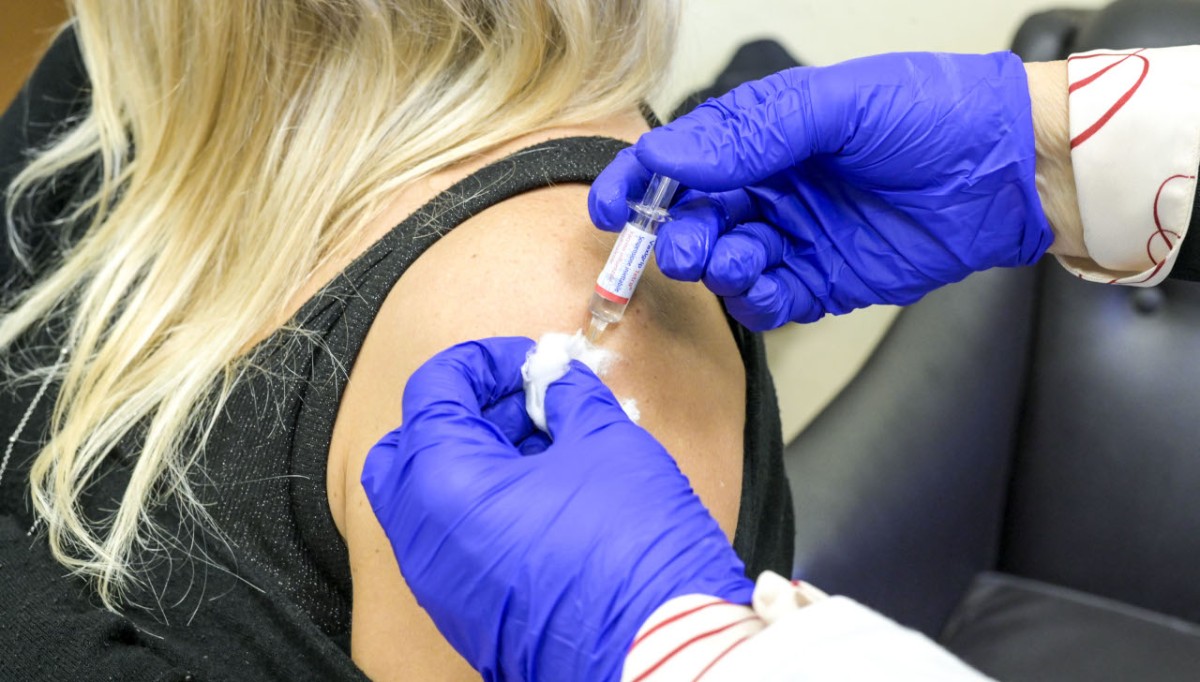 Vaccinazioni antinfluenzali disponibili anche nelle farmacie di Modena e Teramo