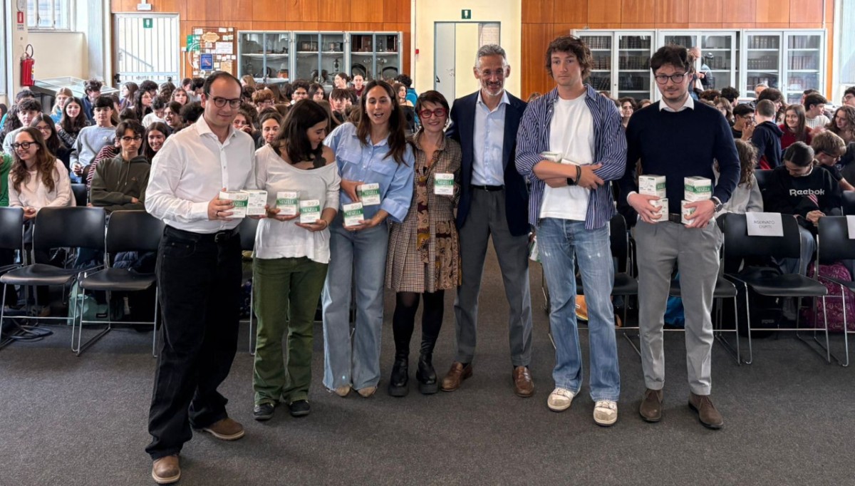 “Senza imbarazzo”, le farmacie di Torino al fianco dei liceali per portare nelle scuole assorbenti gratis