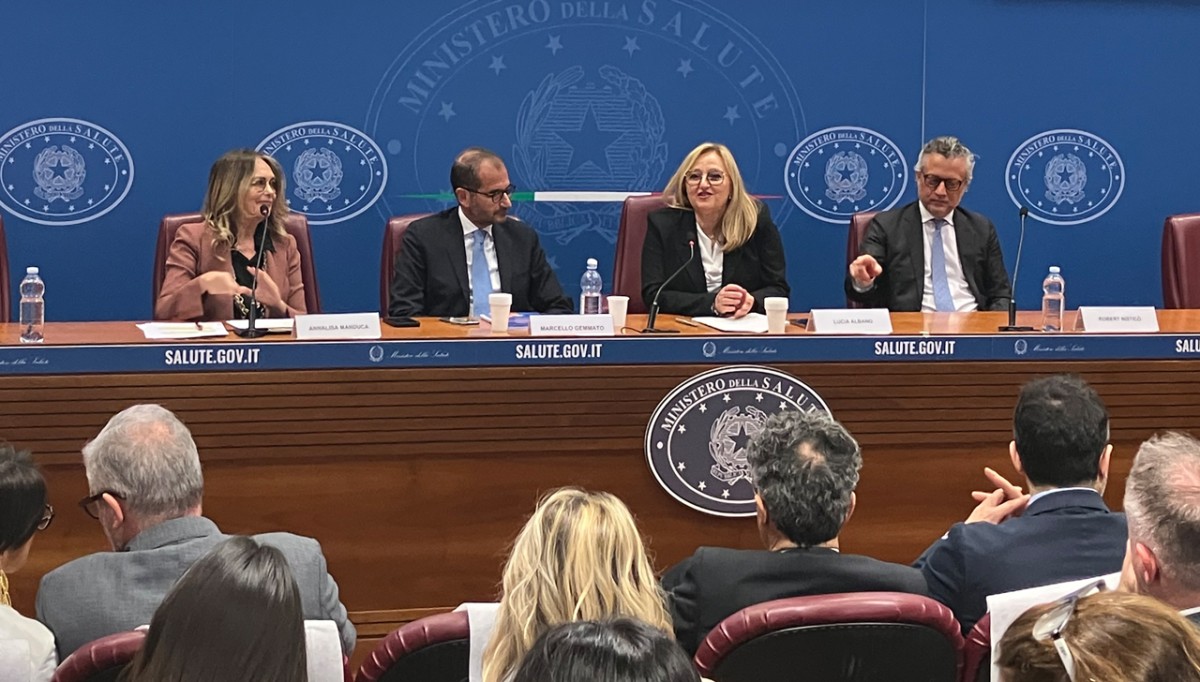 Farmaco accessibile, la “rivoluzione gentile” che riporta i medicinali in farmacia, vicino al cittadino