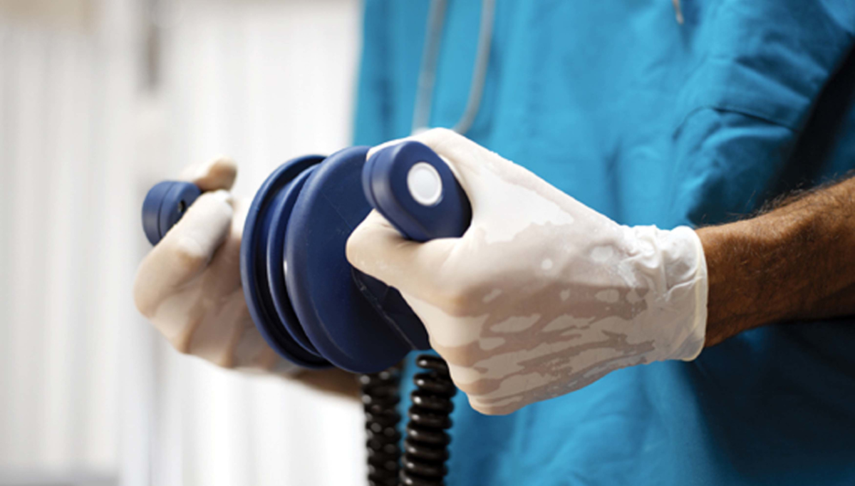 Ecg in farmacia e defibrillatore, due interventi salvano la vita in Campania e a Bergamo