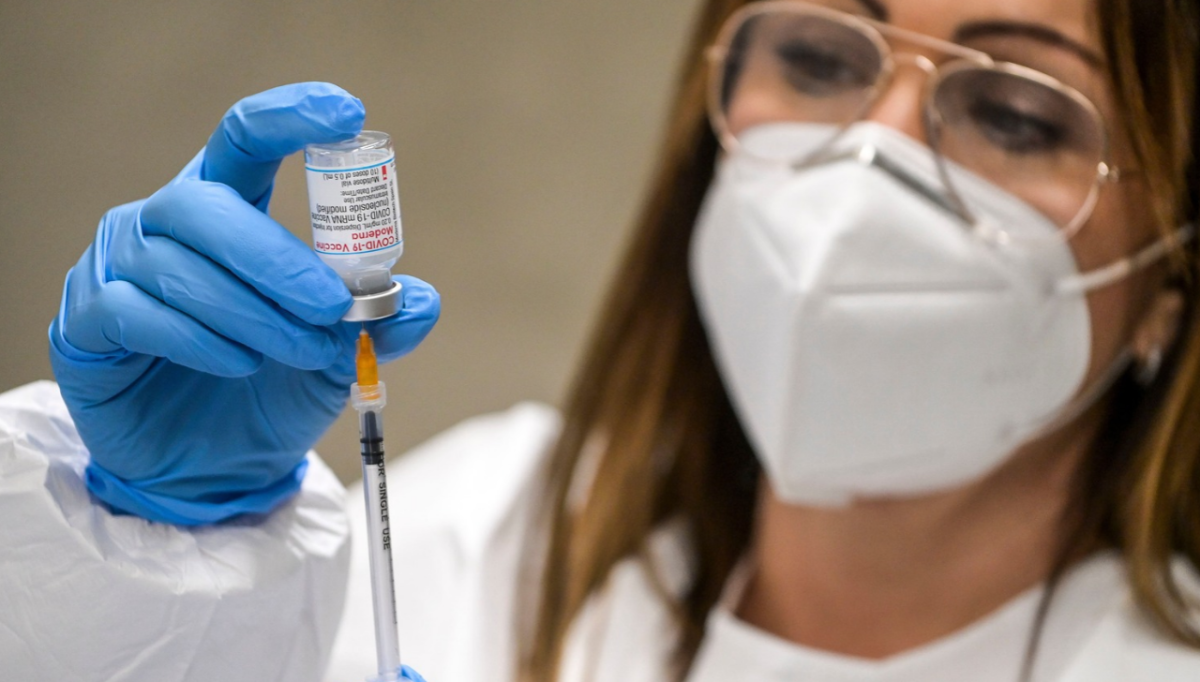 Vaccini, al via la campagna antinfluenzale. Farmacie coinvolte da subito
